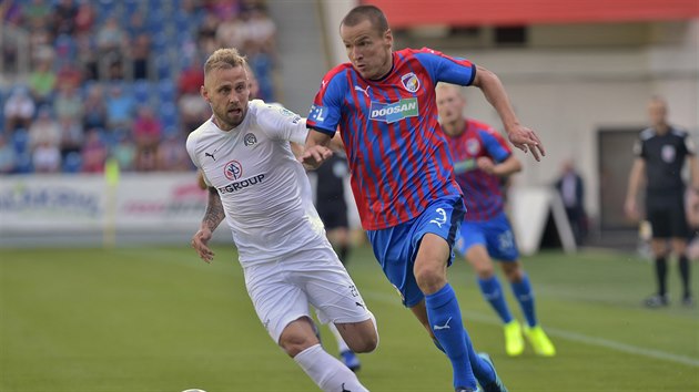 Petr Reinberk ze Slovcka (vlevo) a Adam Hlouek z Plzn v beckm souboji o balon.