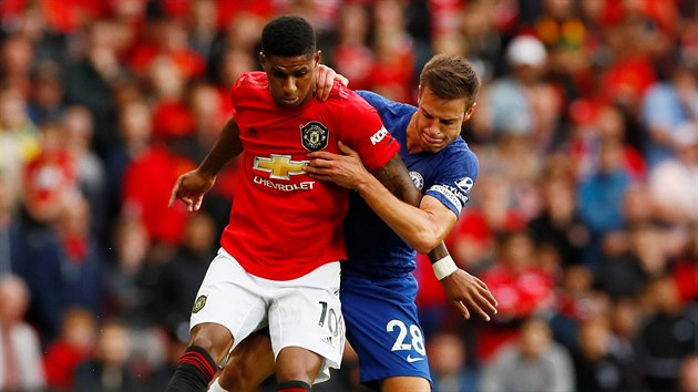 Marcus Rashford z Manchesteru United a Csar Azpilicueta z Chelsea v souboji o balon.