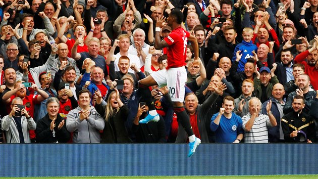 Marcus Rashford z Manchesteru United se raduje ze vstelenho glu v zpase proti Chelsea.