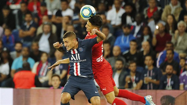 Marco Verratti z Paris St. Germain (vlevo) a Zinedine Ferhat z Nimes v souboji o balon.