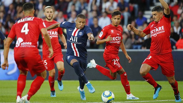 Kylian Mbapp z Paris St. Germain (uprosted) se sna proklikovat mezi hri Nimes.