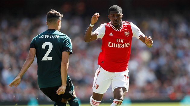 Ainsley Maitland-Niles z Arsenalu se sna projt kolem Matthewa Lowtona z Burnley.