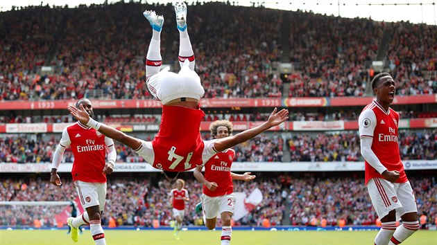 Pierre-Emerick Aubameyang z Arsenalu oslavuje svoji trefu do st Burnley.