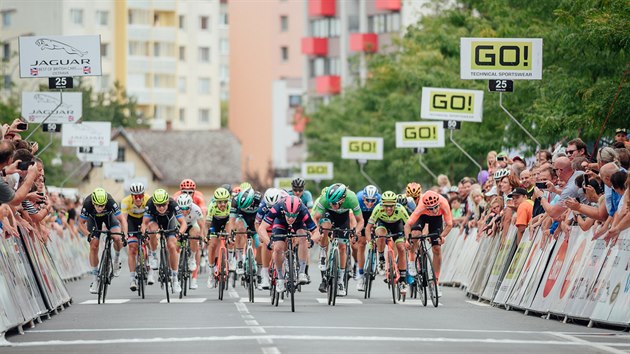 Sprintersk souboj na konci tet etapy Czech Tour.