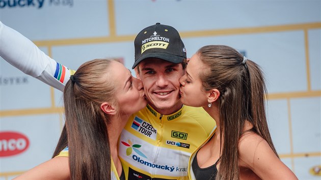 Jihoafrian Daryl Impey z tmu Mitchelton-Scott se raduje ze lutho dresu, kter dr po tet etap Czech Tour.