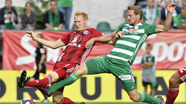 Vclav Jemelka z Olomouce (vlevo) a Petr Hronek z Bohemians v souboji o balon.