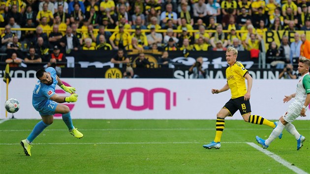 esk glman ve slubch Augsburgu Tom Koubek inkasuje pt gl od Dortmundu.