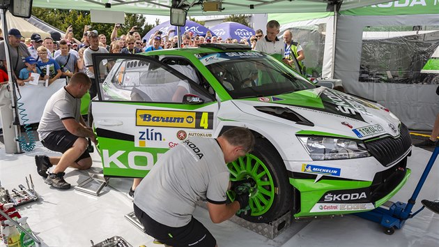 Vz Jana Kopeckho a Pavla Dreslera v servisnm depu bhem Barum Czech Rally (srpen 2019).