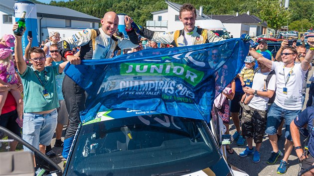 Posdka ve sloen Filip Mare a Jan Hlouek se raduje z druhho msta na Barum rallye a zrove zisku titulu juniorskch mistr Evropy.