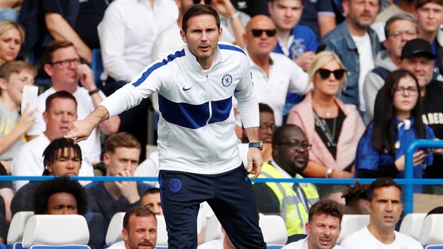 Trenr Chelsea Frank Lampard udl pokyny svm svencm v utkn s Leicesterem.