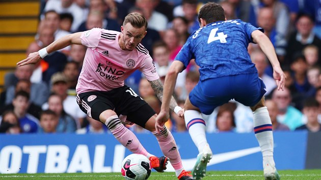 James Maddison z Leicesteru (vlevo) se sna pelstt Andrease Christensena z Chelsea.