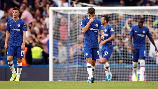 Fotbalist Chelsea smutn po inkasovanm glu v utkn proti Leicesteru.