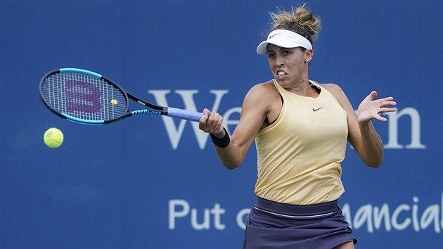 Amerianka Madison Keysov hraje forhend ve finle turnaje v Cincinnati.