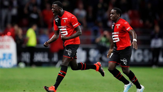 M'Baye Niang z Rennes (vlevo) slav branku v utkn proti PSG.