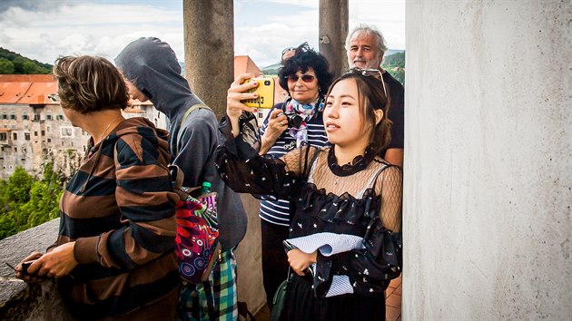 Vce ne sto tisc turist z celho svta vystoup kad rok na zmeckou v v eskm Krumlov. Zmek tam zvil vstupn.