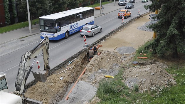 Rekonstrukce páteřní jihlavské silnice se zdržela v krajském městě Vysočiny z už tradičního důvodu – kvůli „kanalizačnímu“ sporu.