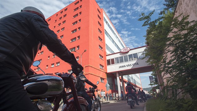 Stovky motocykl� Jawa z r�zn�ch obdob� 17. srpna 2019 dorazily do v�robn�ho z�vodu v T�nci nad S�zavou na Bene�ovsku na oslavy 90 let zna�ky. Od zalo�en� v roce 1929 podnik vyrobil kolem 3,5 milionu motorek. Podle po�adatel� na akci dorazilo kolem 900 motocykl� Jawa, k vid�n� v�ak byly i stroje jin�ch zna�ek a tak� historick� automobily Jawa.
