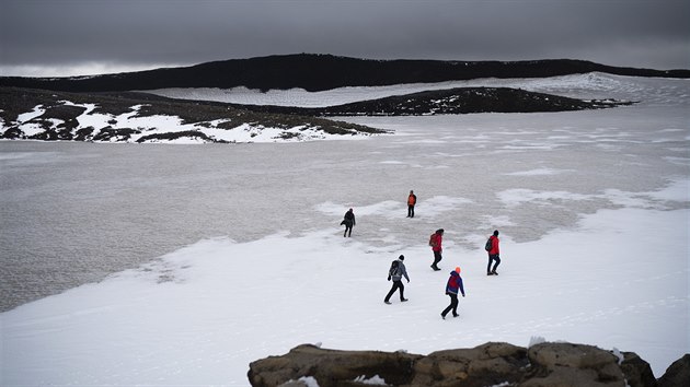 Islanan se seli u msteka Borgarnes, odkud vystoupali na vrchol sopky Ok, kterou ledovec poslednch 700 let pokrval.