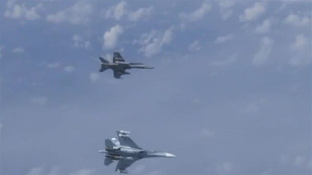 Záběr ze záznamu setkání španělského pohotovostního letounu EF-18 (nahoře) a ruské stíhačky Su-27 nad Baltem 13. srpna