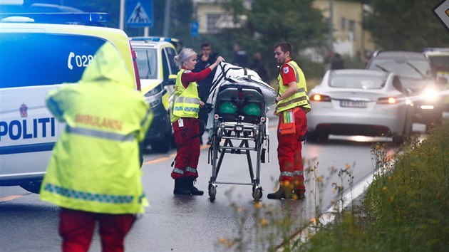 Zdravotnci odvej zrannho po stelb v islmskm centru nedaleko Osla (10. srpna 2019)