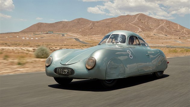 Porsche Type 64 (1939) ze sbrky rakouskho zvodnka Otto Mathho, kter bude drait aukn s RM Sotheby's.
