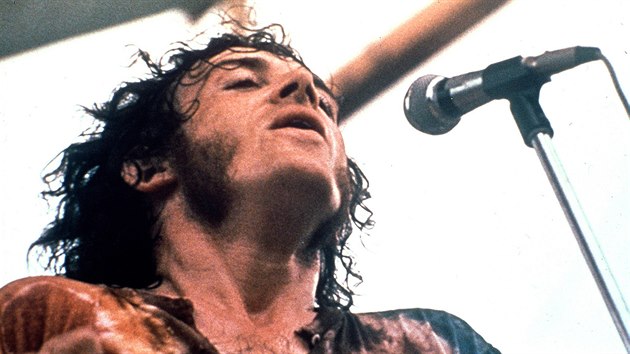 Britský hudebník Joe Cocker při vystoupení na hudebním festivalu Woodstock. (1969)