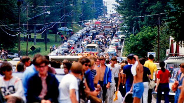 Auta stla vude, cesty na legendrn festival Woodstock byly ped 50 lety naprosto beznadjn ucpan.
