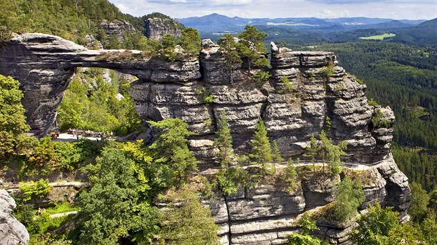 Pravčická brána je největší přirozený skalní útvar v Evropě. Je považována za symbol Českého Švýcarska.