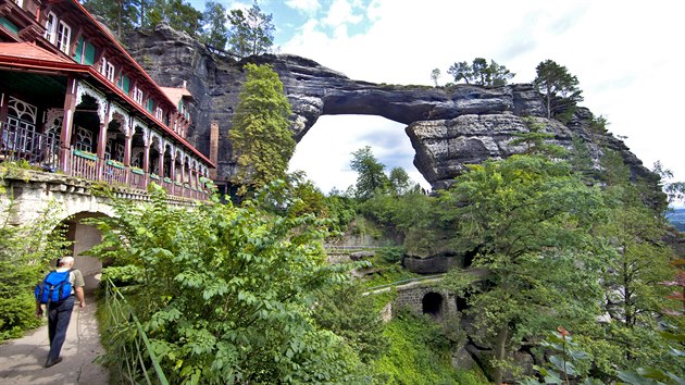 Pravčická brána je největší přirozený skalní útvar v Evropě. Je považována za symbol Českého Švýcarska.