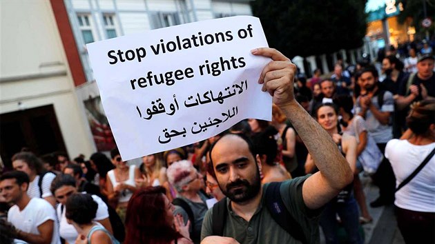 Demonstrace v tureckm Istanbulu na podporu dvou deportovanch syrskch uprchlk. (2. srpna 2019)