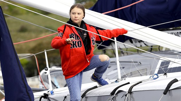 PES ATLANTIK NA JACHT: vdsk ekologick aktivistka Greta Thunbergov si bere rok volno ze koly, aby se mohla soustedit na svou kampa za zven povdom o klimatickch zmnch. Zastnit se chce i dvou vznamnch klimatickch konferenc v Americe. Protoe odmt ltat, vyrazila na cestu za Atlantik na zvodn jacht, by v srpnu je sezona hurikn.