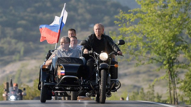 Rusk prezident Vladimir Putin a krymsk premir Sergej Aksjonov (vlevo) bhem spanil jzdy Nonch vlk v Sevastopolu (10. srpna 2019)