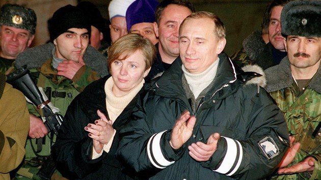 Prezident Vladimir Putin s manelkou Ljudmilou navtvili na Nov rok rusk vojky slouc v eenskm Gudermes. (1. ledna 2000)