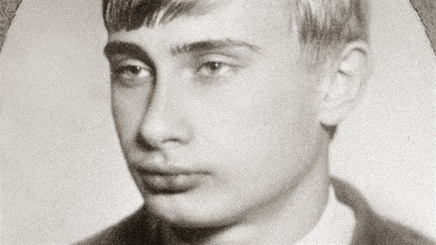 Mlad Vladimir Putin coby pslunk sovtsk tajn sluby KGB