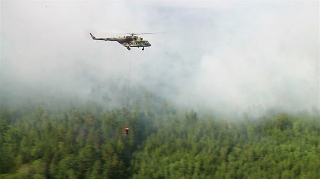 S hašením lesních požárů v Krasnojarském kraji pomáhala i ruská armáda. (5. srpna 2019)