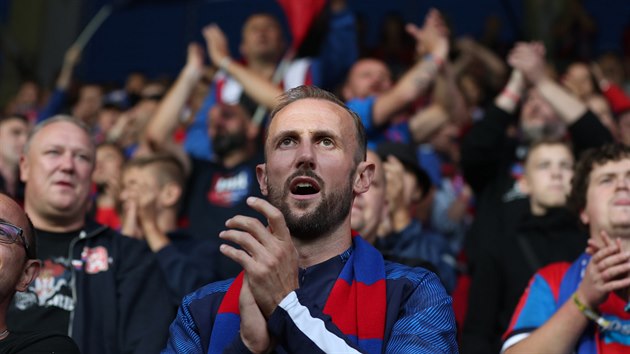 Zran�n� plze�sk� kapit�n Roman Hubn�k mezi fanou�ky b�hem utk�n� 3. p�edkola Evropsk� ligy proti Antverp�m.