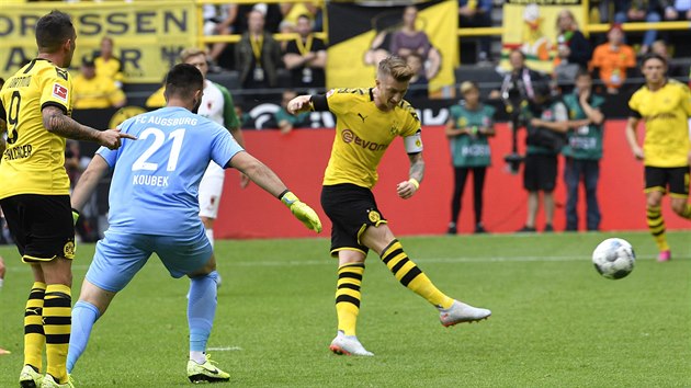 esk brank Augsburgu Tom Koubek inkasuje pi debutu v bundeslize jednu z pti branek na hiti Dortmundu. Trefuje se Marco Reus.