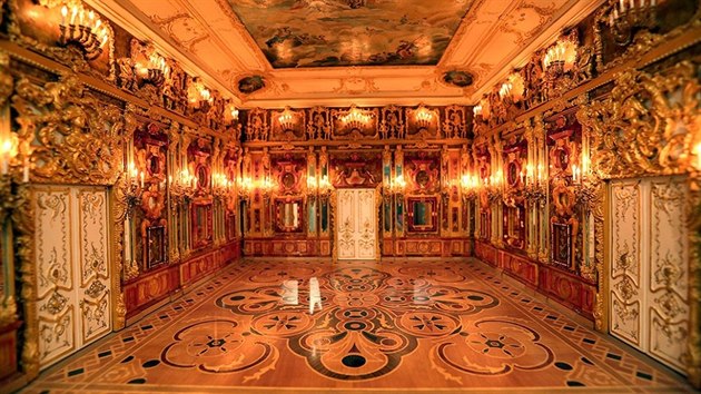 Jantarov� komnata pr� byla vytvo�ena z v�ce ne� �ty� tun jantaru. Na sn�mku jej� petrohradsk� replika.