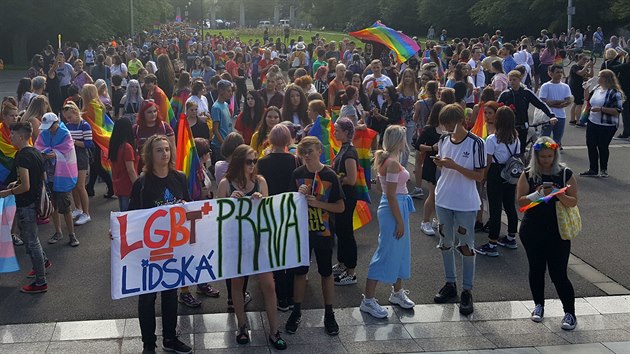 Prvnho pochodu Ostrava Pride se podle odhad zastnilo 500 a 800 lid. (17. srpna 2019)