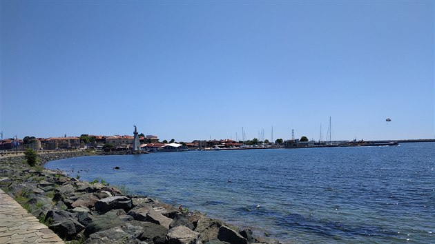 Starou a novou ��st Nesebaru spojuje most. (8. srpna 2019)