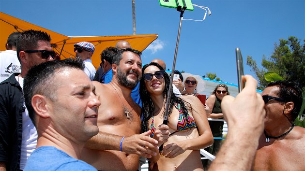 Italsk politik a ldr extremistick pravicov strany Liga Matteo Salvini se fot se svmi pznivci bhem sv letn kampan. za volii vyrazil na pl. (11. srpna 2019)