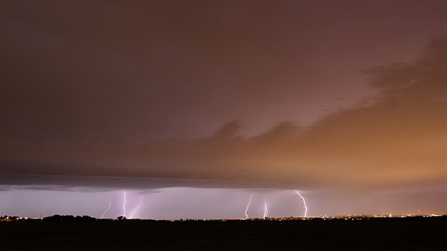 Blesky a shelf cloud na ele boukovho systmu ped Prahou (12. srpna 2019)