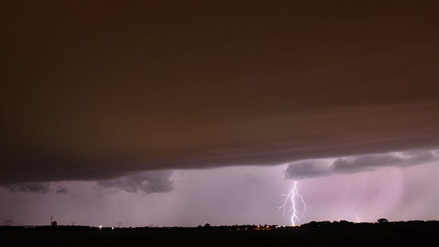 Blesky a shelf cloud na ele boukovho systmu ped Prahou (12. srpna 2019)