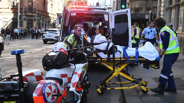 Australt policist s pomoc oban v ter v centru Sydney zadreli mue, kter pobodal enu a snail se zatoit na dal lidi (13. srpna 2019)