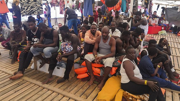 Lo se 147 africkmi migranty ekala v mezinrodnch vodch asi 50 kilometr od italskho ostrova Lampedusa. (9. srpna 2019)