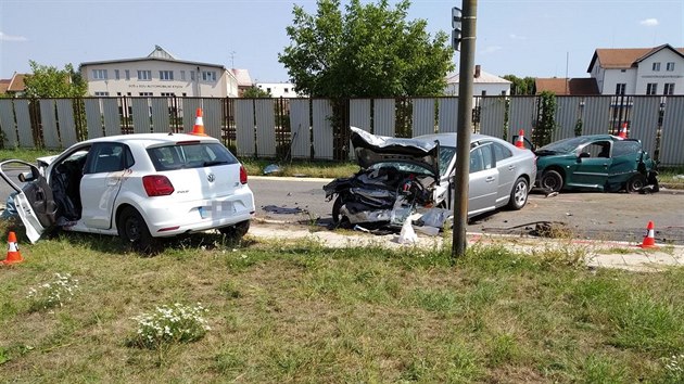 Při srážce tří aut v Kyjově na Hodonínsku zemřela řidička, další dva šoféři utrpěli těžká zranění.