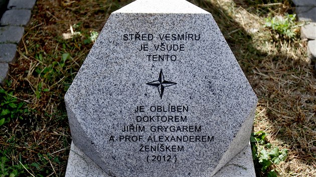 Pamětní kámen v brněnských Černých Polích vyznačuje střed vesmíru pro vědce Alexandra Ženíška a Jiřího Grygara.