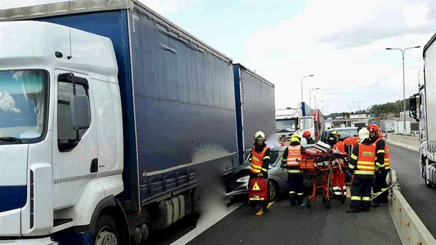 Nehoda osobnho auta, kamionu a dodvky ve zenm mst D1 u Brna zablokovala smr na Ostravu.