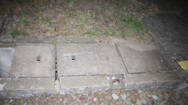 Mladk v Moravskm Psku na Hodonnsku poloil na koleje betonov blok. Projdjc non rychlk jej rozbil na nkolik st, ale nevykolejil.