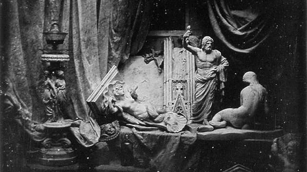 Nejstar dochovan daguerrotypie z roku 1837 zobrazuje zti z Daguerrova ateliru.